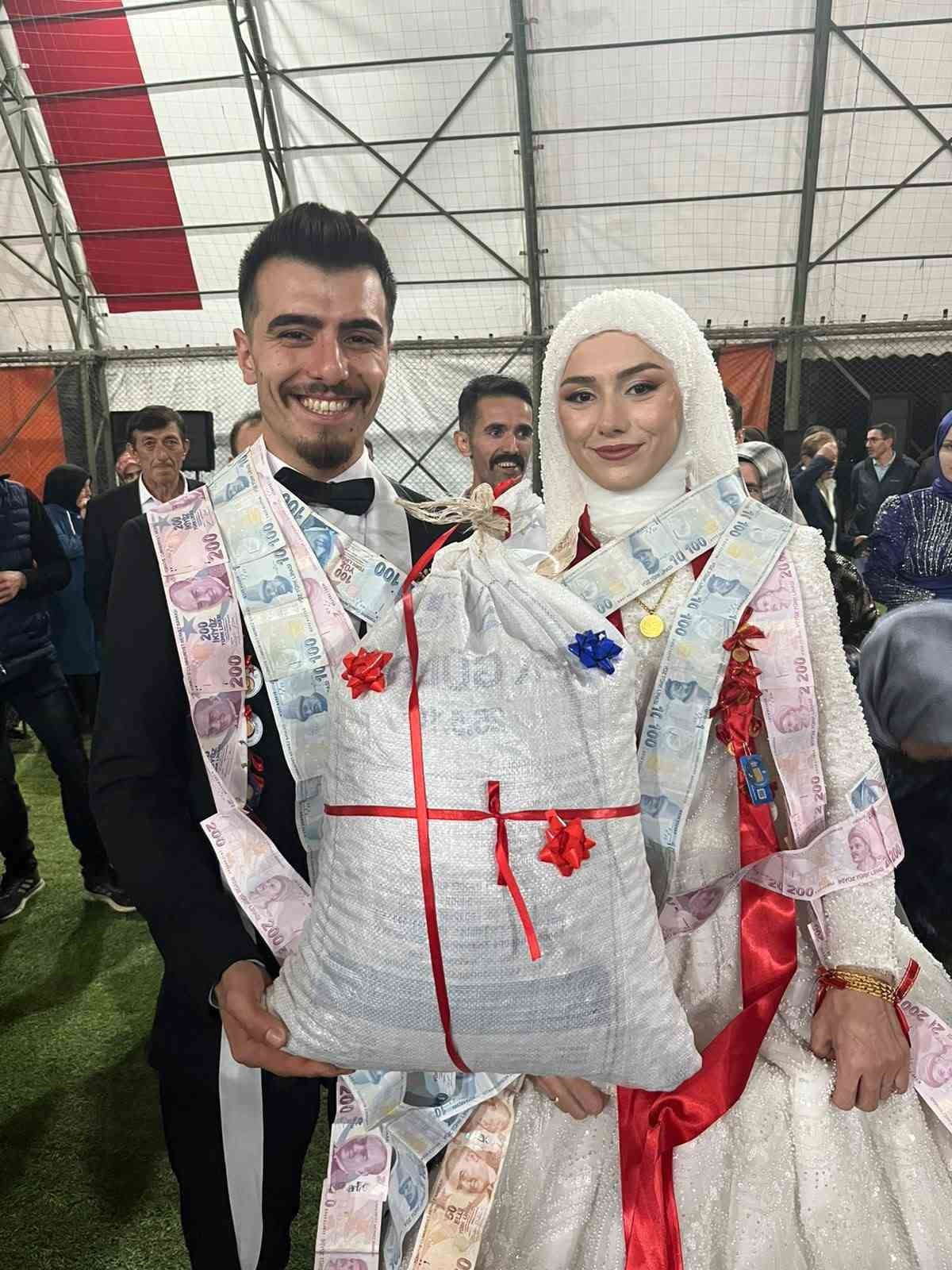Giresun'da düğünde altın yerine bir çuval fındık takıldı! Damadın arkadaşından sürpriz hediye