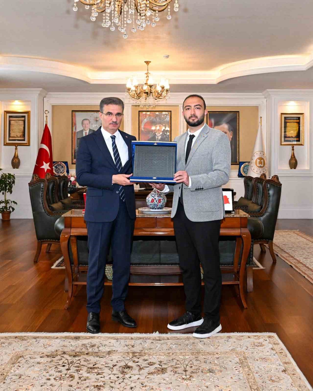 Erzurum'u temsil eden Bilirdönmez, Ahi Sancağı Plaketi'ni Vali Baruş'a takdim etti