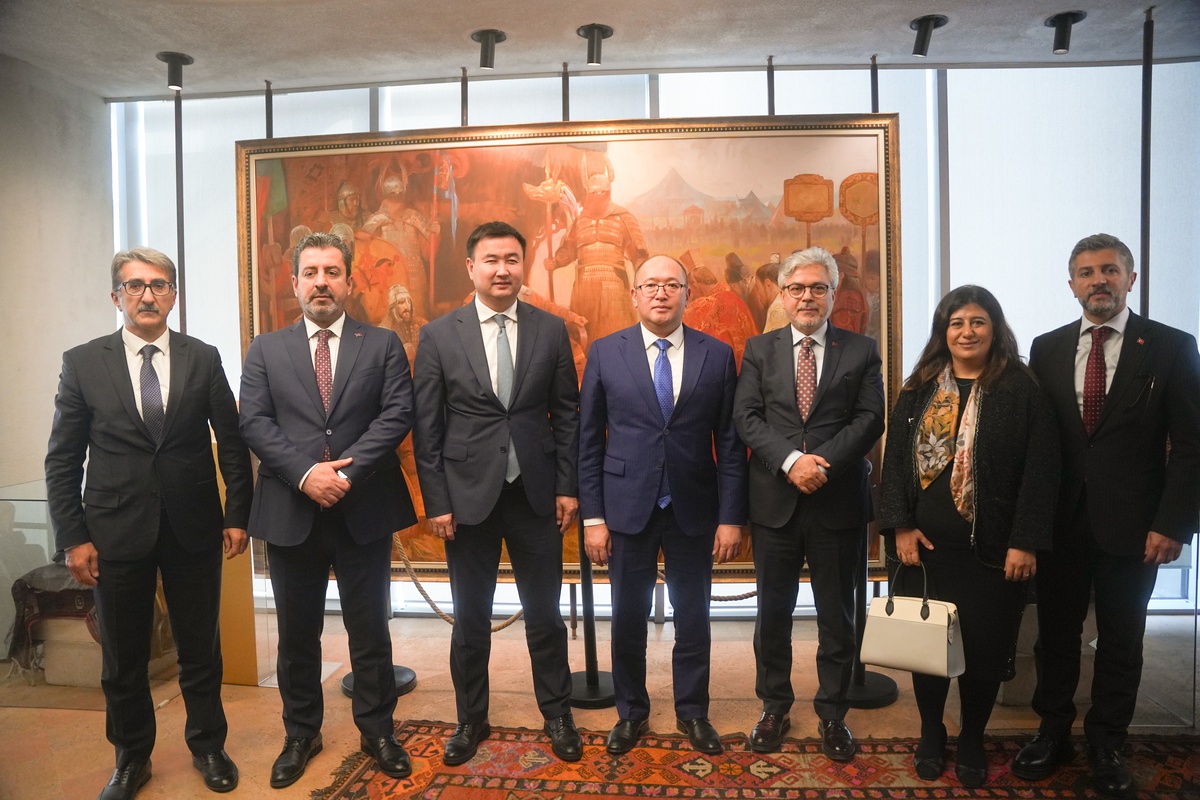 MEB Bakan Yardımcısı Yelkenci, Almatı'da Türk müziği eğitimi uygulamalarını inceledi