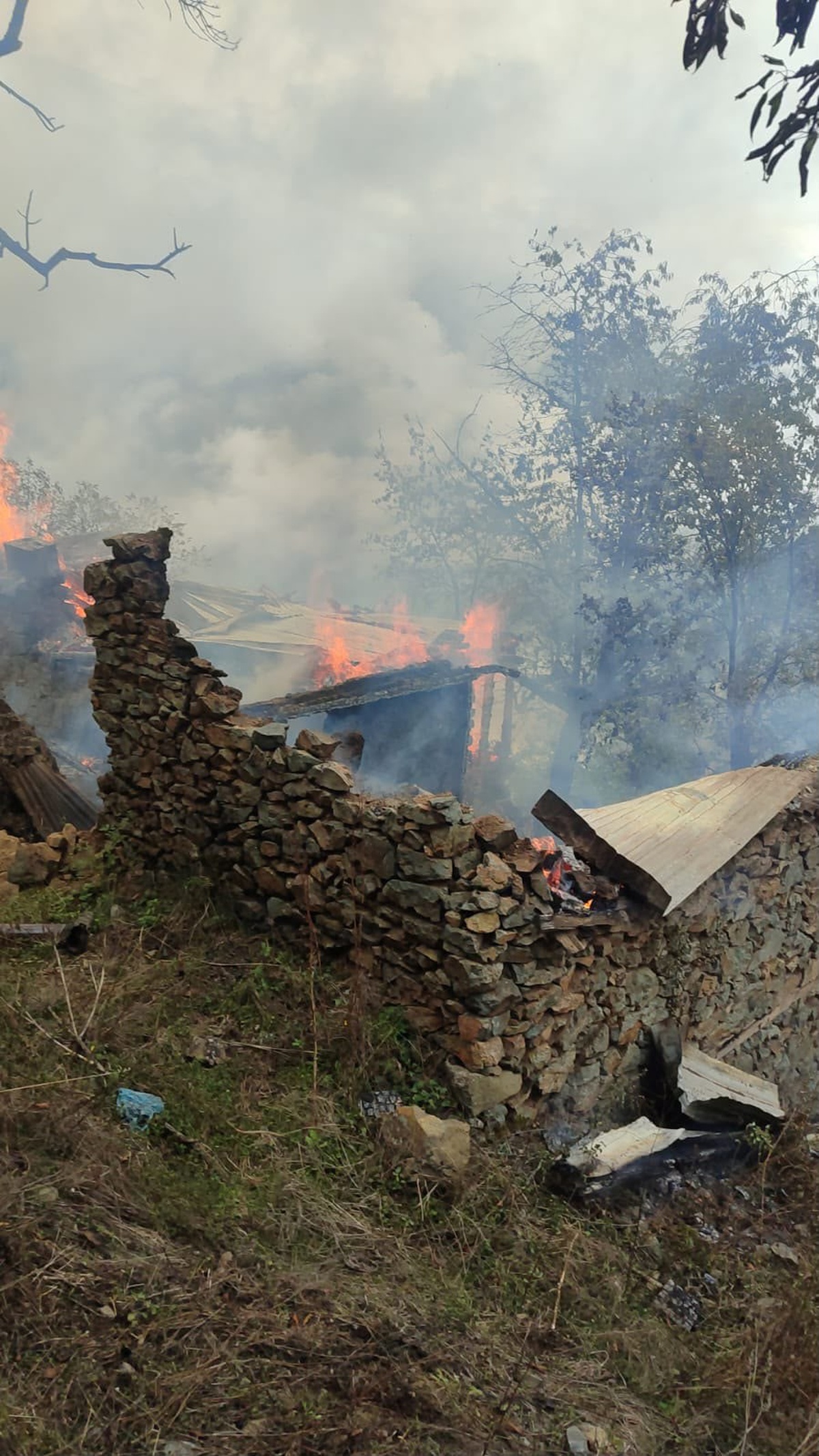 Artvin Yusufeli'nde yıldırım düşen 3 katlı ev yangında kullanılamaz hale geldi