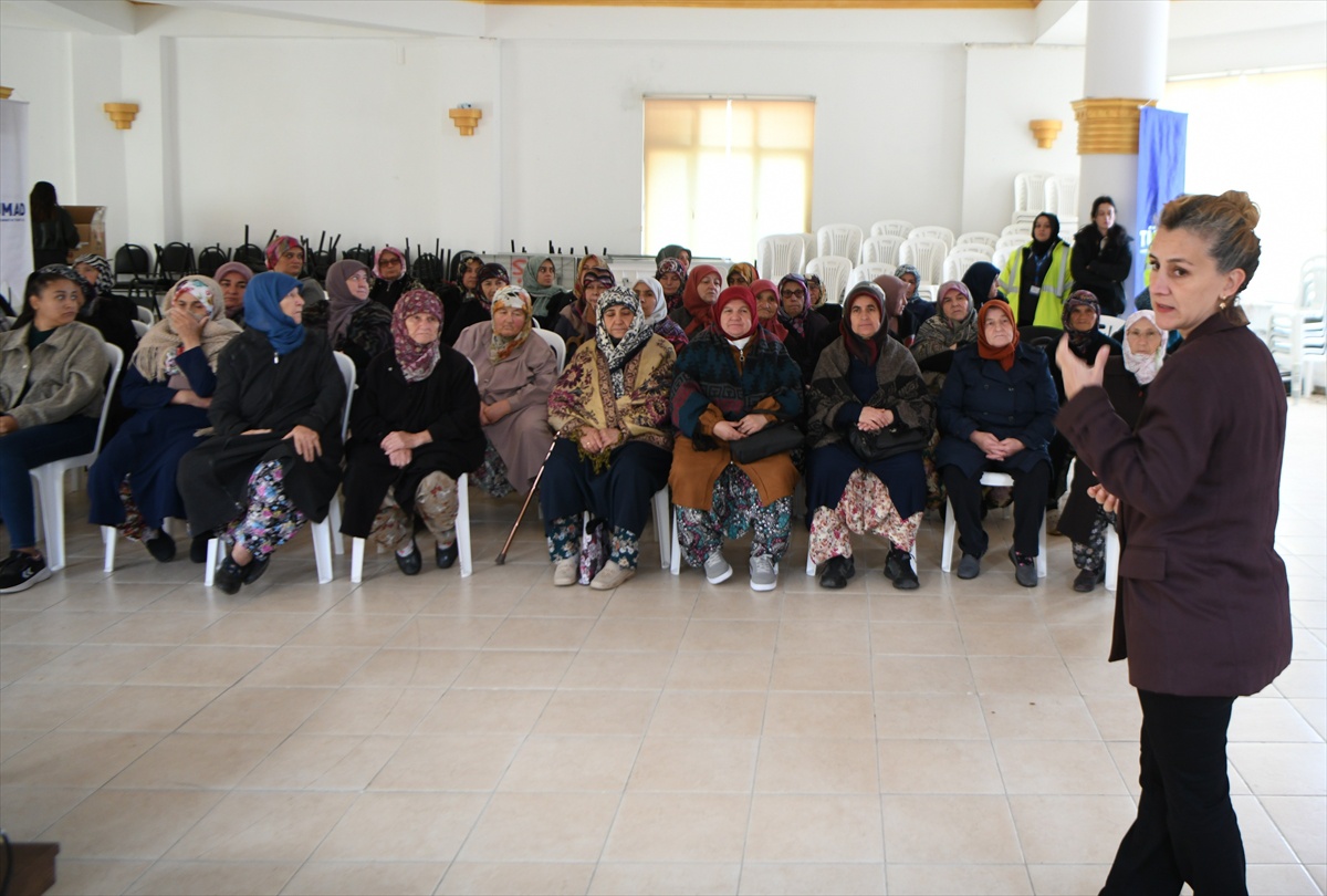 TÜMAD, Lapseki Şahinli'de kadın çiftçilere akıllı ve güvenli tarım eğitimi düzenledi