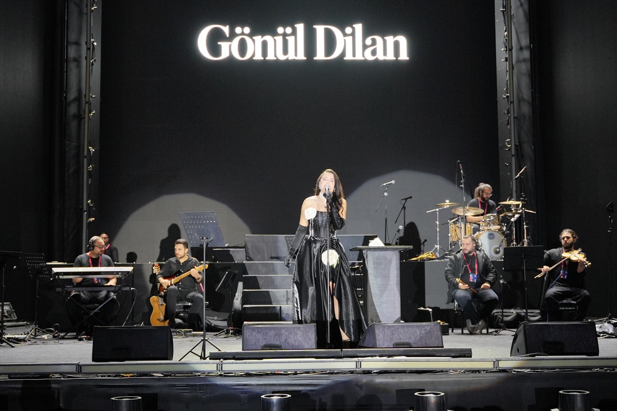 Gönül Dilan, Diyarbakır Kültür Yolu Festivali'nde Nevruz Park'ta sahne aldı