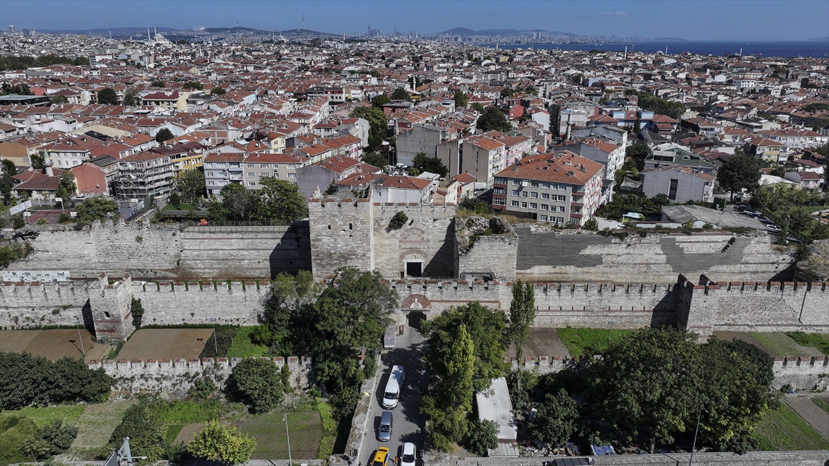 Mevlana Kapı, yaklaşık 1600 yıllık geçmişiyle İstanbul tarihine tanıklık ediyor