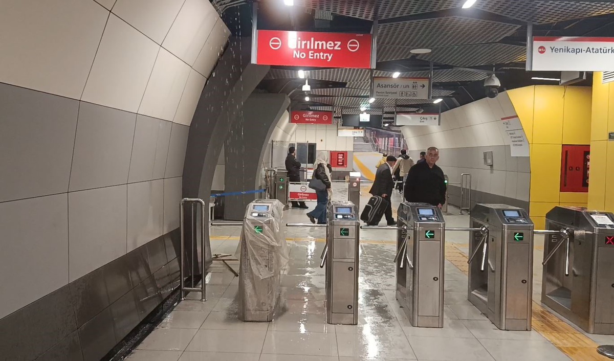 İstanbul'da Yenibosna Metro istasyonunda tavandan su sızdı! Yoğun su akışını gören vatandaşlar şaşkına döndü