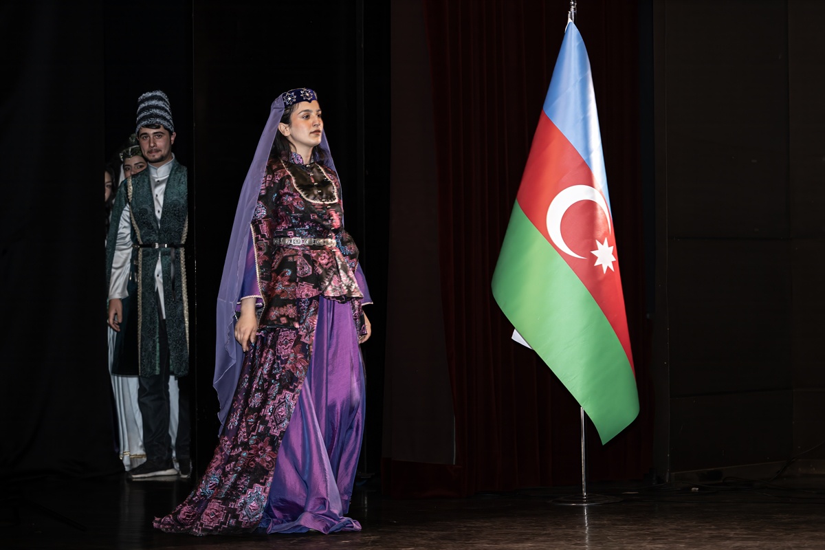 Kars'ta Azerbaycan Sanat Haftası'nda halk konseri ve milli kıyafet defilesi yapıldı