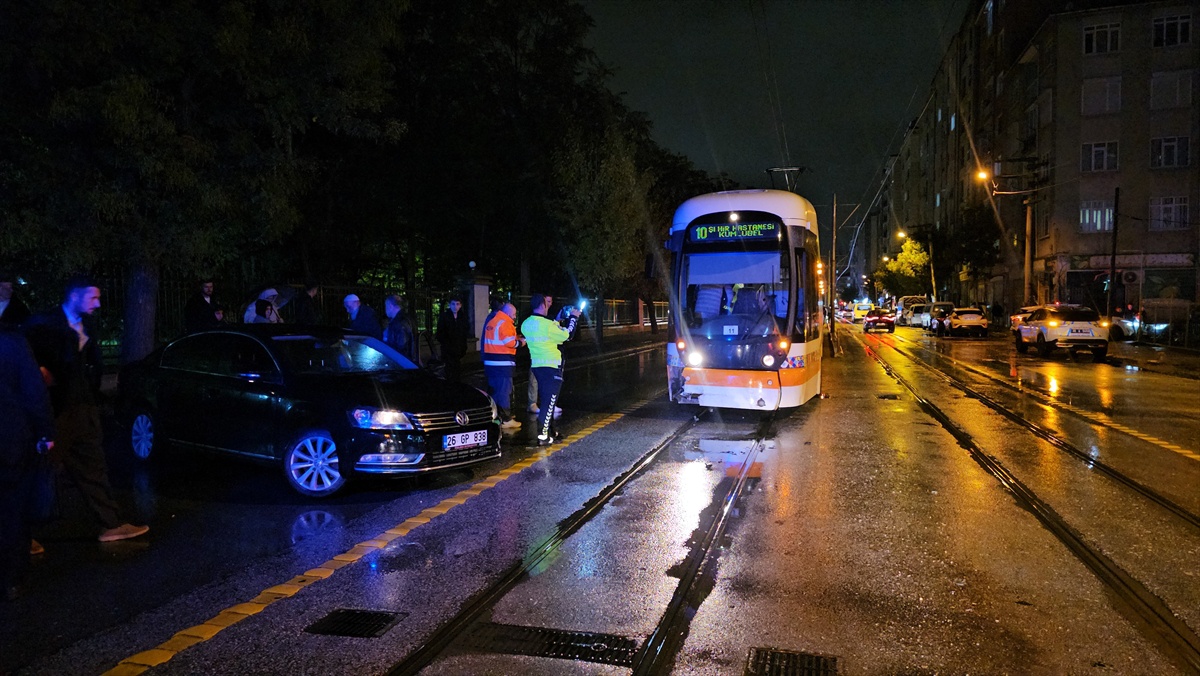 Eskişehir Tepebaşı'nda tramvayla çarpışan otomobilde 2 kişi yaralandı