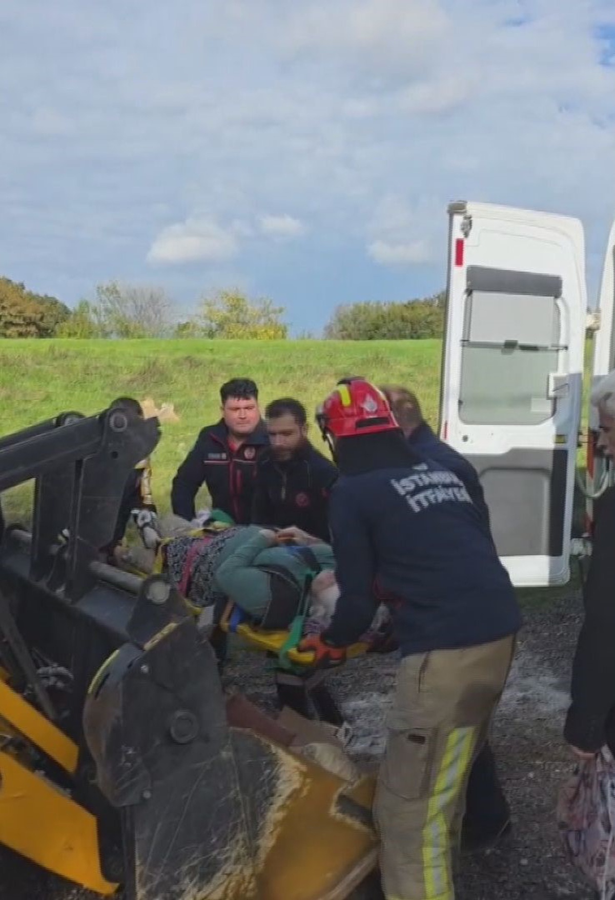 Çatalca'da taşan dere ambulansın yolunu kesti! Kolu kırılan kadın kepçeyle karşıya geçirildi