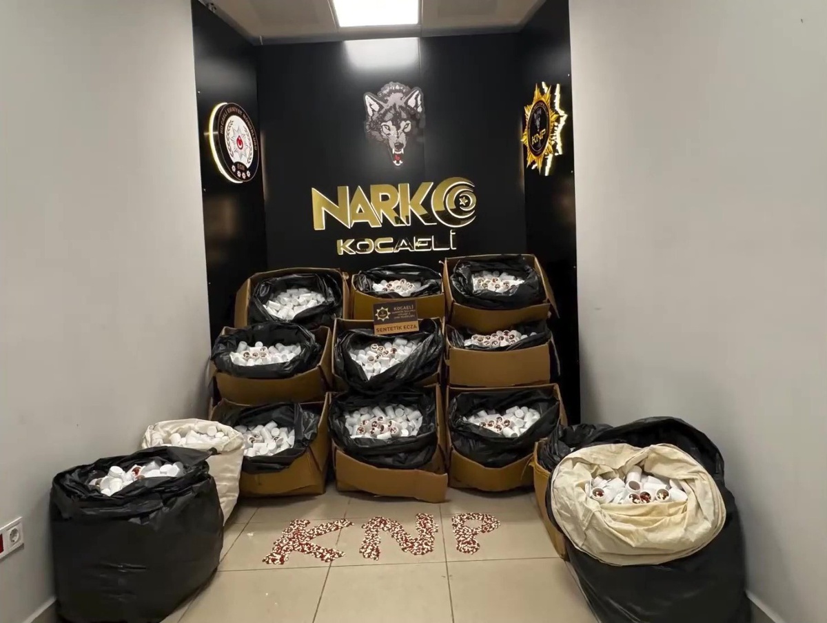 İzmit'te otoyolda durdurulan araçtan 338 bin sentetik ecza hapı çıktı! 3 şüpheli yakalandı