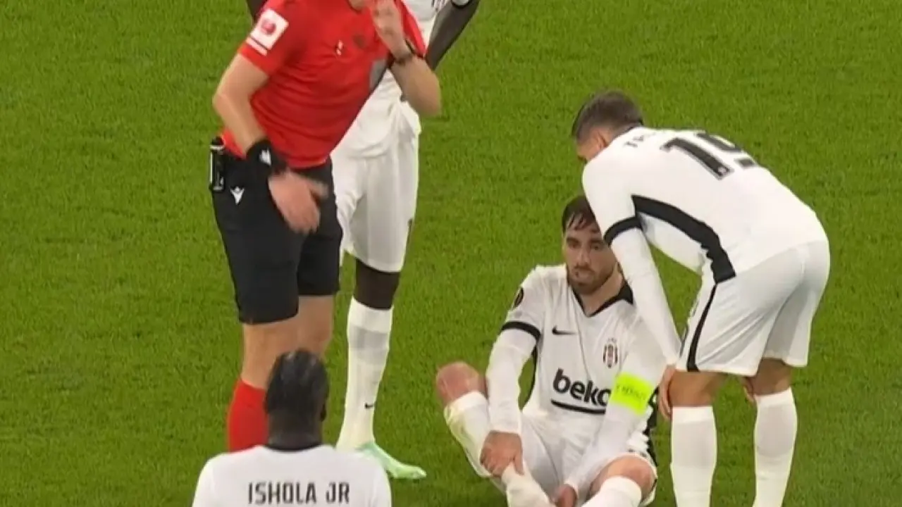 Orkun Kökçü, maça devam edemedi