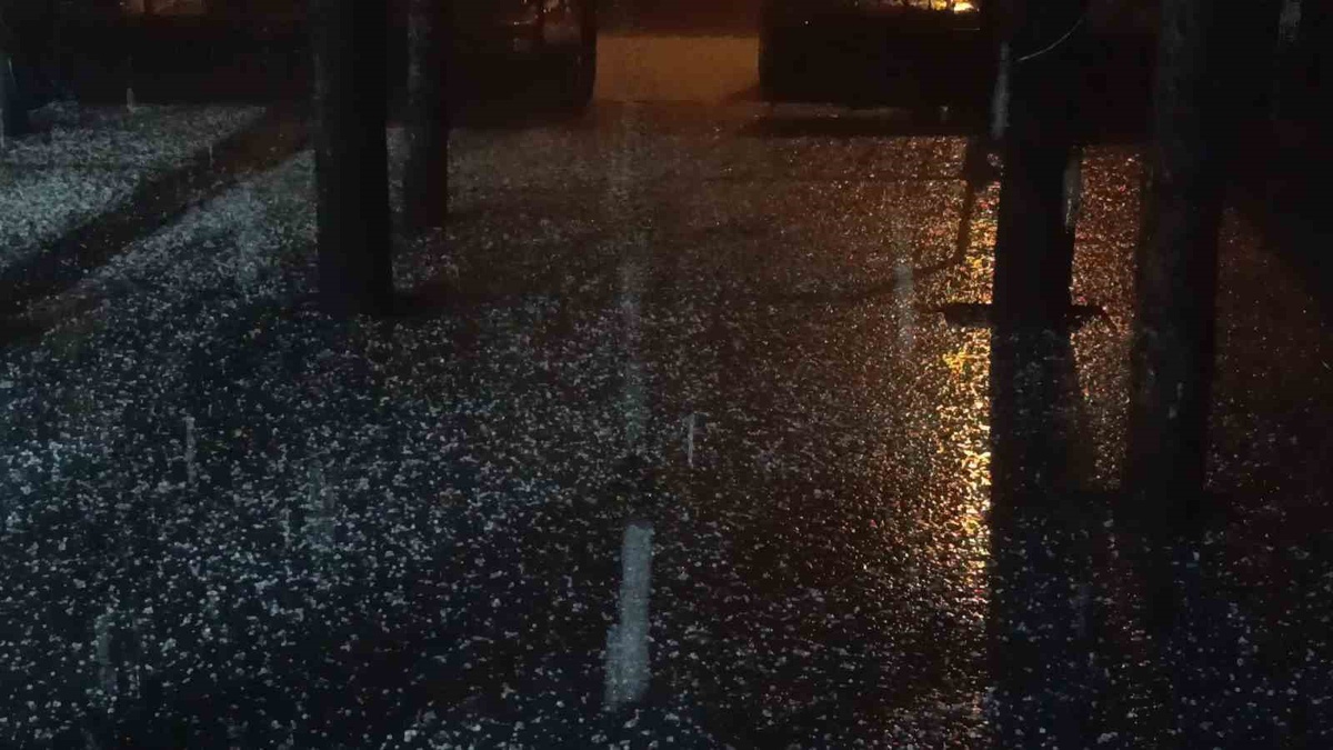 Bingöl'de Meteoroloji uyarısı sonrası dolu yağdı, şimşekler geceyi aydınlattı