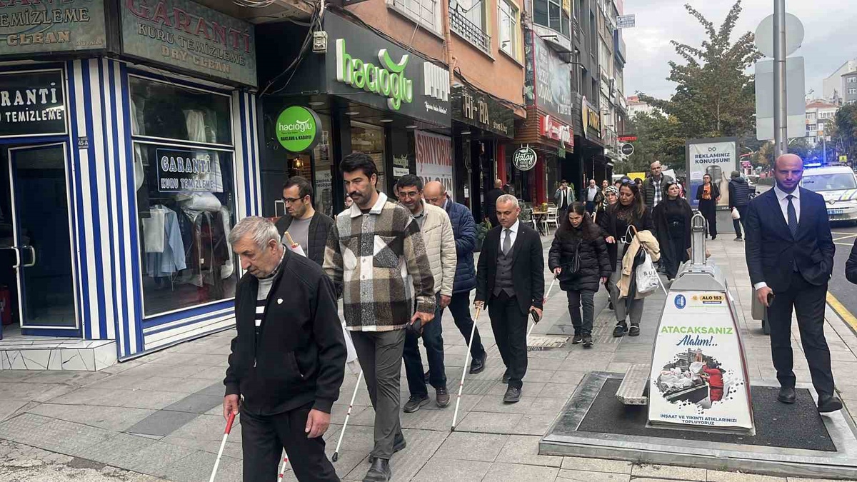 Çorum'da beyaz baston farkındalığı için Kadeş Meydanı'ndan Saat Kulesi'ne yürüdüler