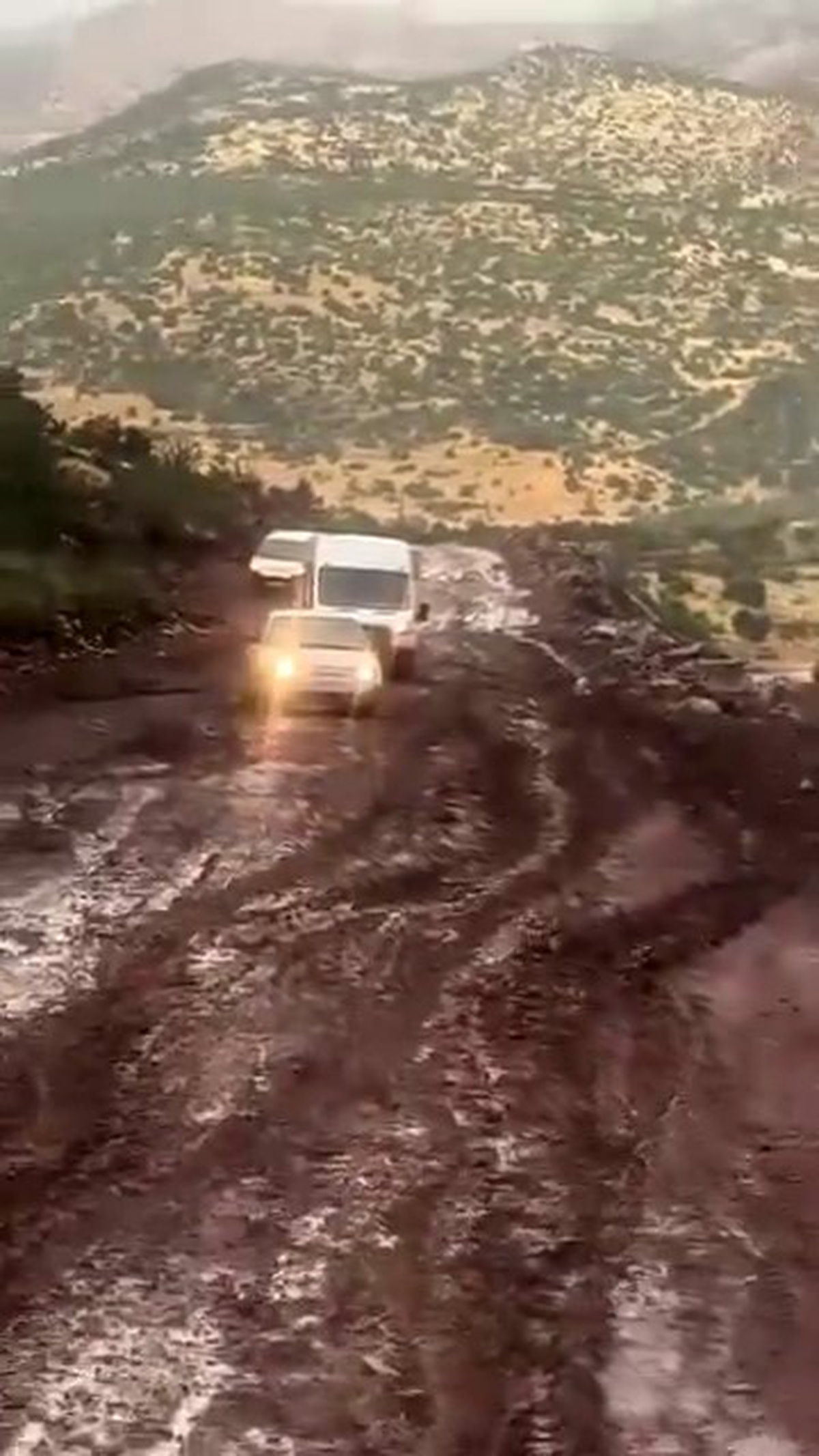 [BELEDIYE · Siirt] Siirt Pervari'de etkili yağış ulaşımı aksattı, çamur bazı araçları yolda bıraktı
