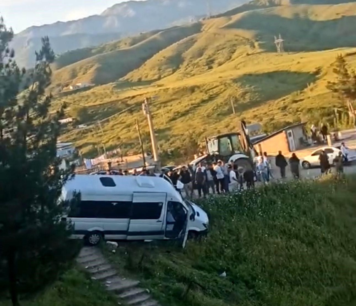 [BELEDIYE · Siirt · Baykan] Mezarlık ziyareti dönüşü faciadan dönüldü: Freni patlayan minibüs şarampole yuvarlanmaktan son anda kurtuldu