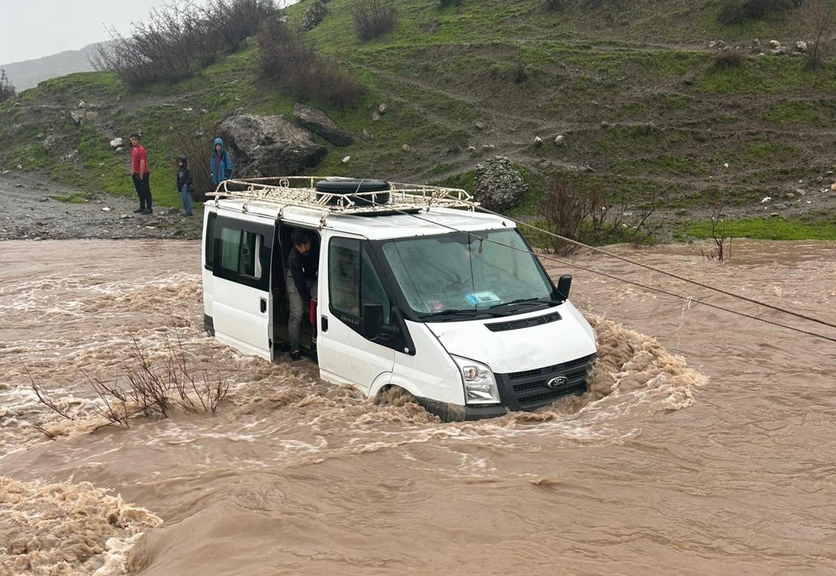 [BELEDIYE · Siirt · Baykan] Siirt'te taşan derede mahsur kalan minibüsteki hasta kadın hayatını kaybetti