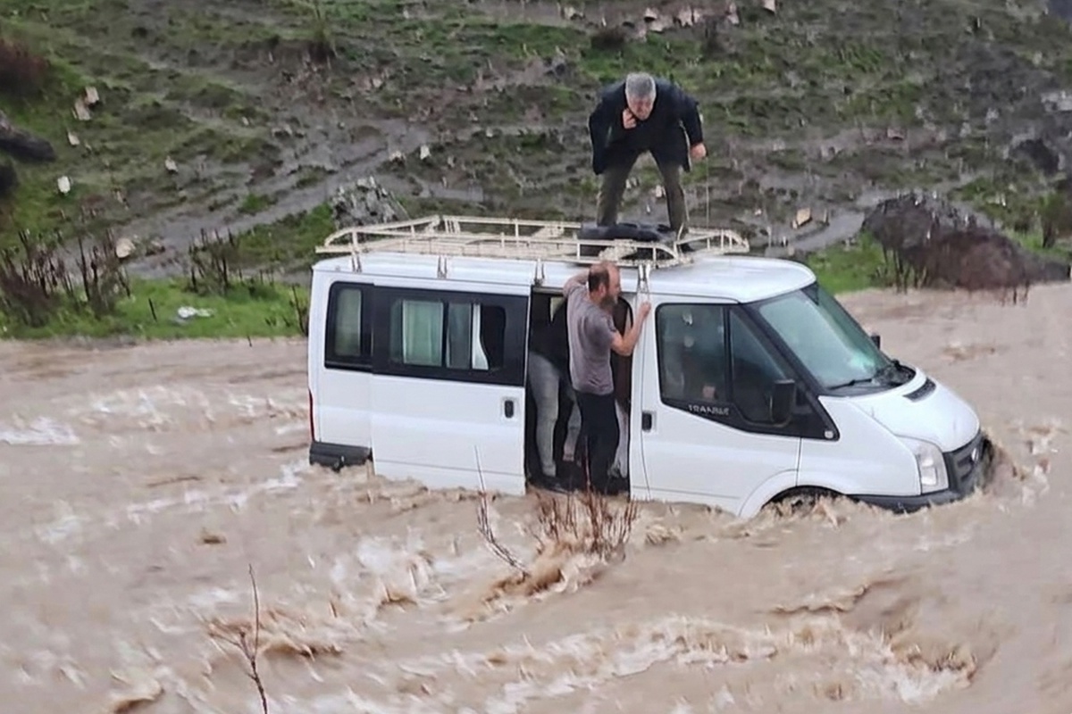 [BELEDIYE · Siirt · Baykan] Sel yolu kapattı, kalp krizi geçiren kadın hayatını kaybetti