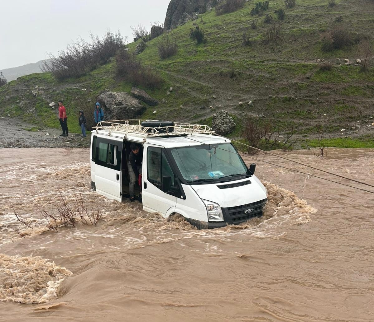 [BELEDIYE · Siirt · Baykan] Kalp krizi geçiren kadın, selin kapattığı yolda mahsur kaldığı araçta öldü