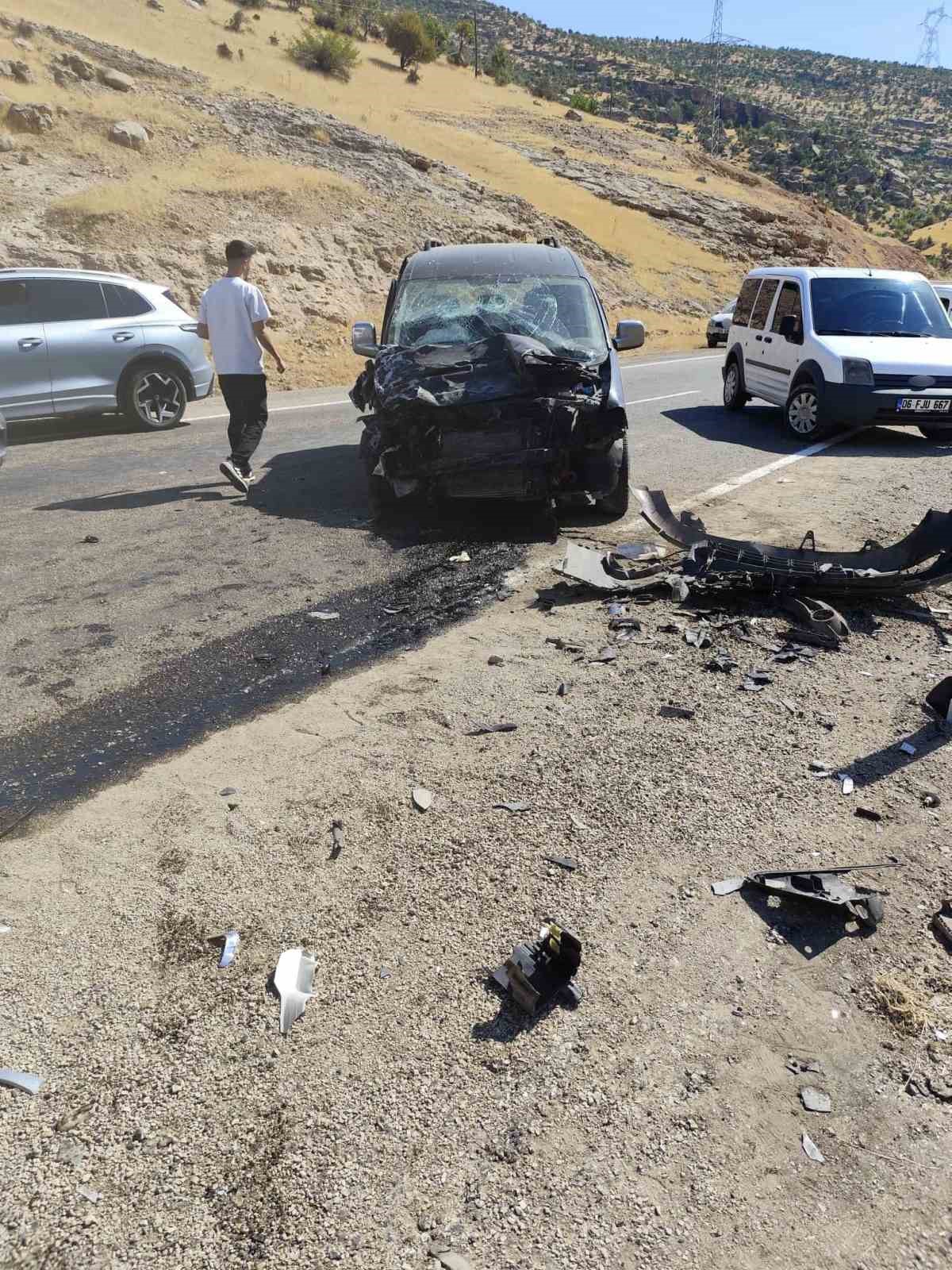 [BELEDIYE · Siirt · Eruh] Siirt’te hafif ticari araç ile kamyonet çarpıştı: 4 yaralı