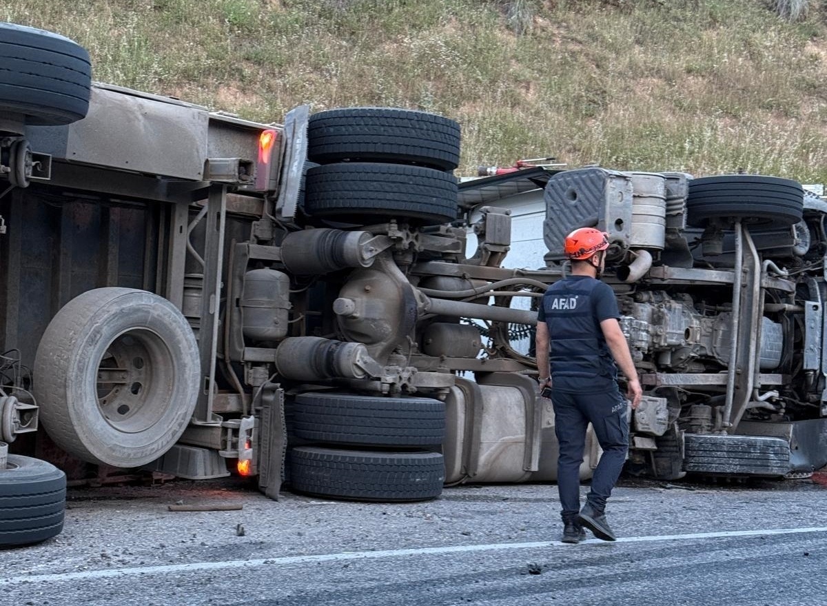 [YEREL / KAMU · Siirt · Eruh] Siirt'te devrilen briket yüklü tırın sürücüsü yaralandı