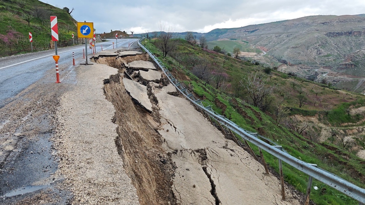 [YEREL / KAMU · Siirt · Eruh] Siirt'te heyelan nedeniyle kara yolunda çökme meydana geldi