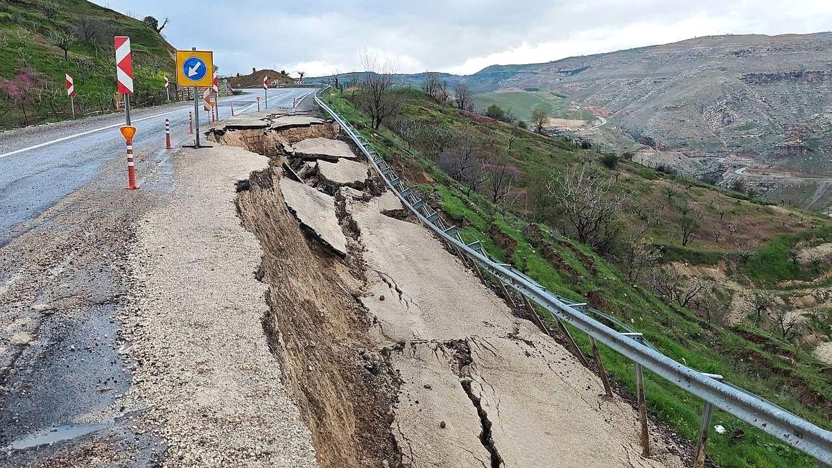 [YEREL / KAMU · Siirt · Eruh] Eruh kara yolunda heyelan: Yolun bir bölümü çöktü