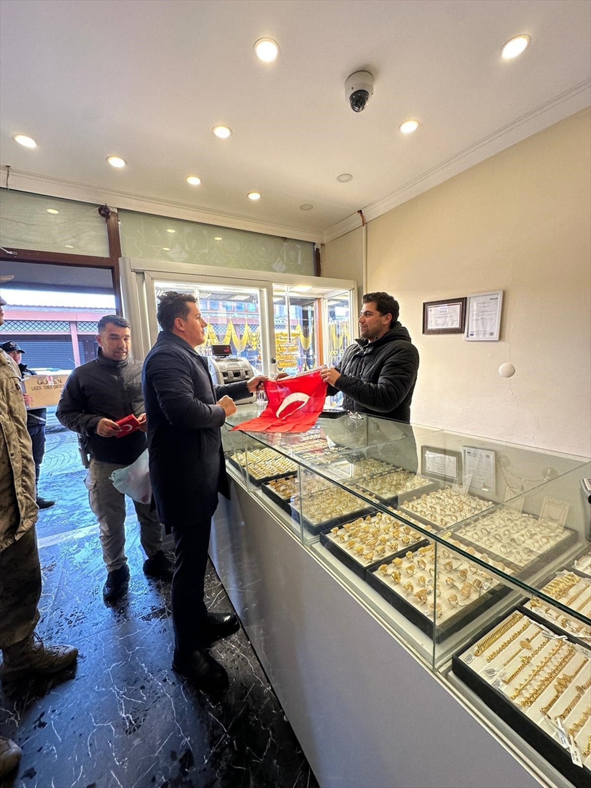 [YEREL / KAMU · Siirt · Eruh] Eruh'ta esnaf ve vatandaşa Türk bayrağı dağıtıldı