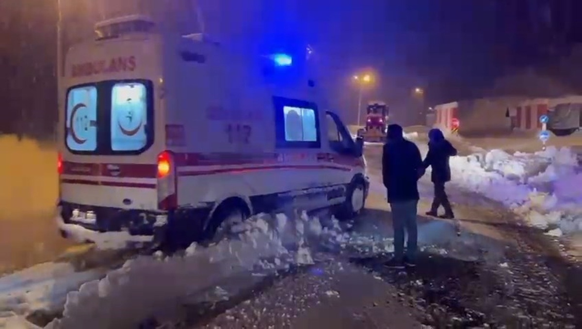[YEREL / KAMU · Siirt · Eruh] Siirt'te yolları kardan kapanan köylerde rahatsızlanan 2 kişiyi, ekipler hastaneye ulaştırdı