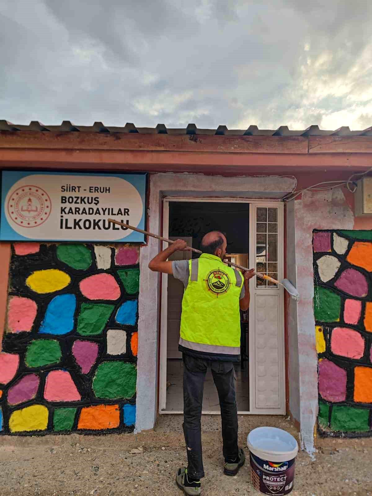 [YEREL / KAMU · Siirt · Eruh] Eruh'taki Okulun Duvarları Gönüllülerle Yenilendi
