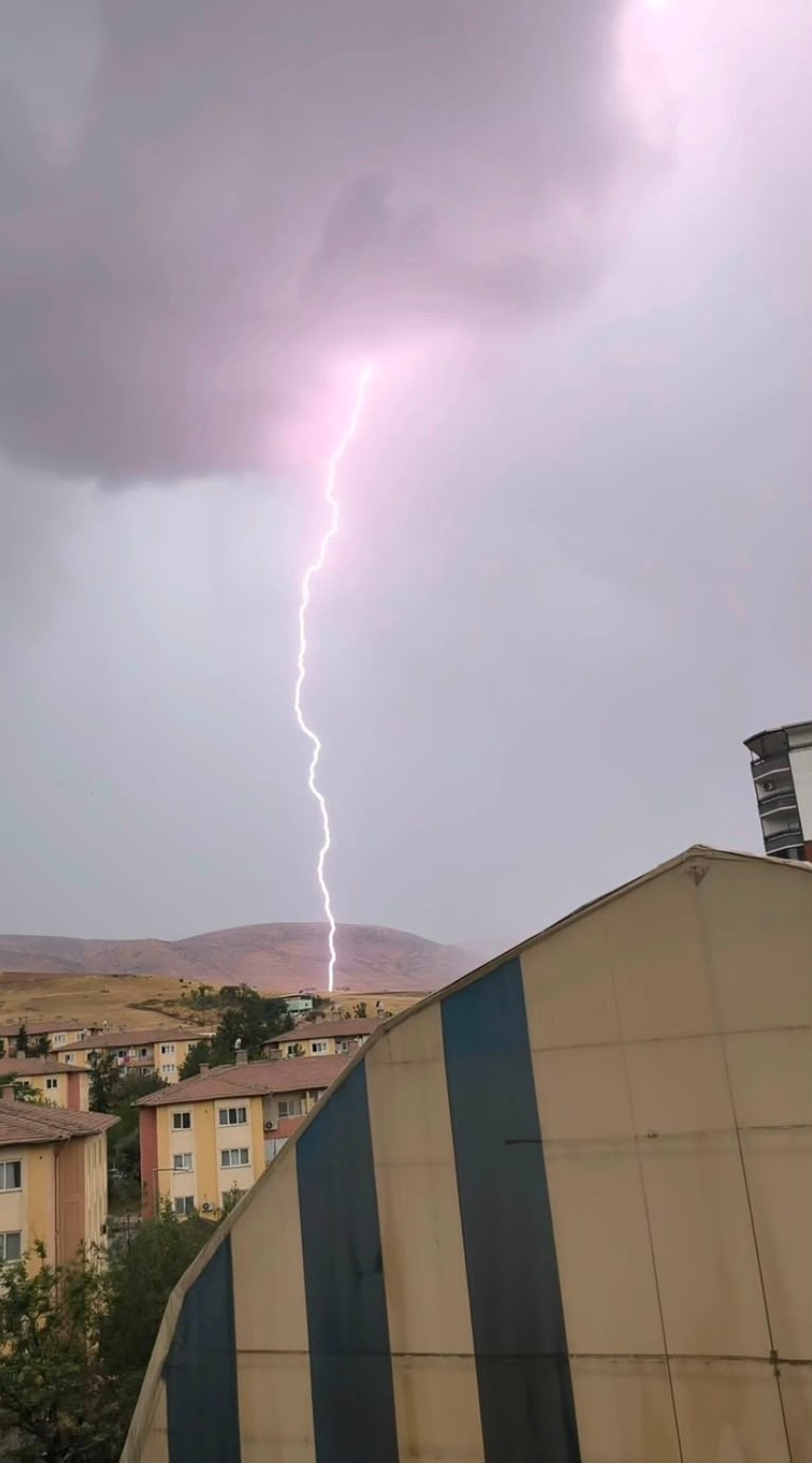 [YEREL / KAMU · Siirt · Kurtalan] Siirt Kurtalan'da tarlaya yıldırım düştü, o anlar cep telefonuyla kaydedildi