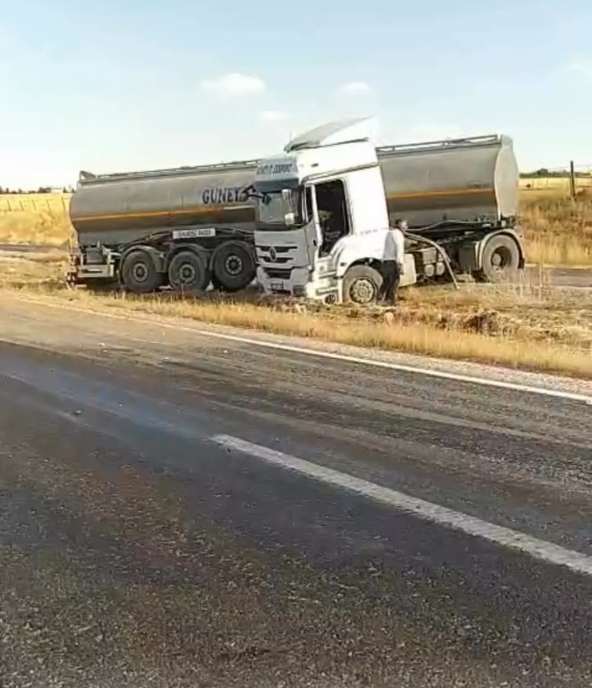 [YEREL / KAMU · Siirt · Kurtalan] Siirt'te Çakıl Nedeniyle Tır Kazası: Sürücü Yara Almadan Kurtuldu