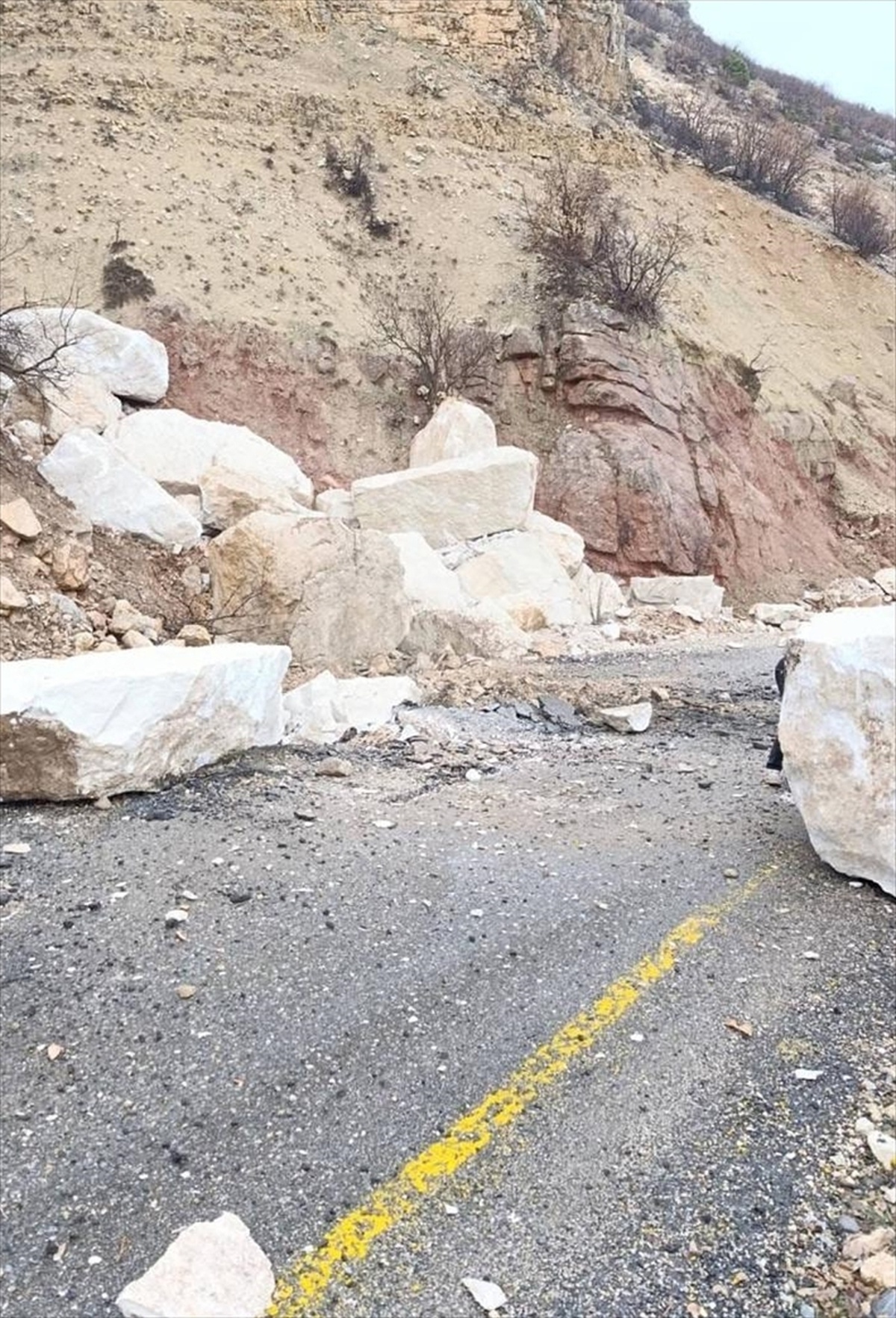 [YEREL / KAMU · Siirt · Pervari] Siirt'te heyelan nedeniyle kapanan köy yolları ulaşıma açıldı