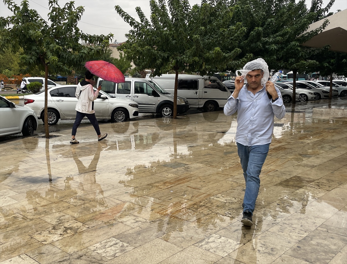 [YEREL / KAMU · Şanlıurfa] Şanlıurfa'da sağanak, yollarda su birikintisi oluşturdu, vatandaşlar zor anlar yaşadı