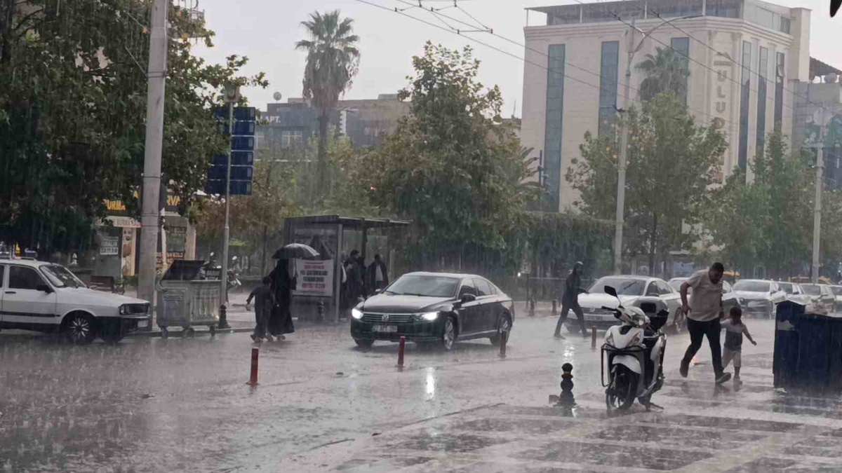 [YEREL / KAMU · Şanlıurfa] Şanlıurfa'da yağmur su birikintilerine yol açtı, sürücüler trafikte zorlandı