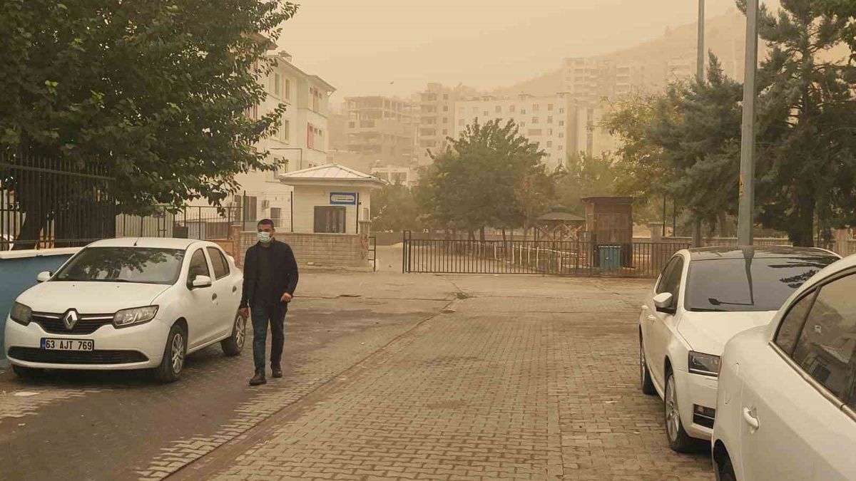 [YEREL / KAMU · Şanlıurfa] Şanlıurfa'da toz taşınımı yaşamı olumsuz etkiledi, görüş mesafesi azaldı