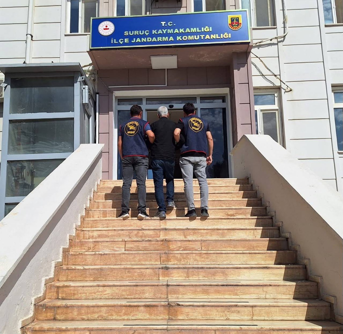 [YEREL / KAMU · Şanlıurfa] Suruç'ta konutta geceleyin yağma suçundan 5 yıl hapis cezası olan hükümlü yakalandı