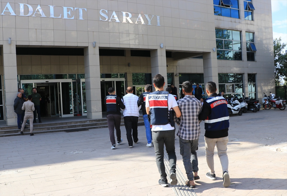 [YEREL / KAMU · Şanlıurfa] Kilis merkezli DEAŞ operasyonunda gözaltına alınan 2 şüpheliden 1'i tutuklandı