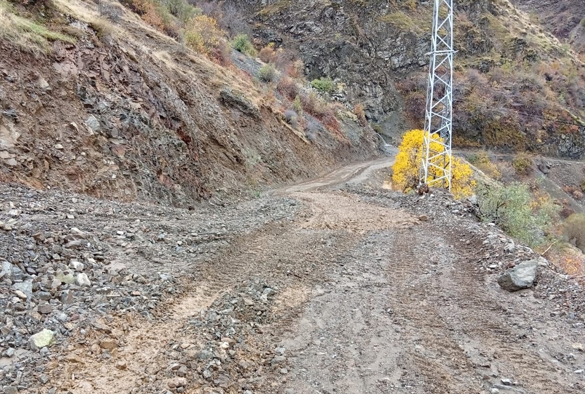 [YEREL / KAMU · Siirt · Pervari] Pervari'de Heyelandan Kapanan Köy Yolu Ulaşıma Açıldı