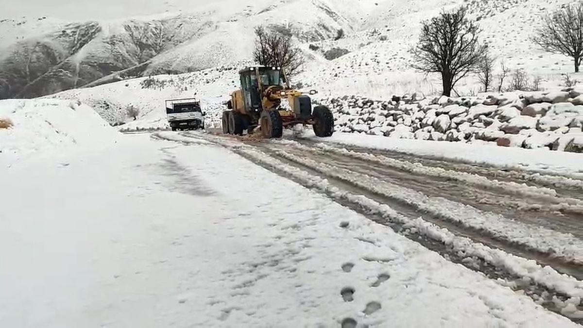 [YEREL / KAMU · Siirt · Pervari] Siirt'te Kar Yağışı Nedeniyle Mahsur Kalan Araçlar Kurtarıldı