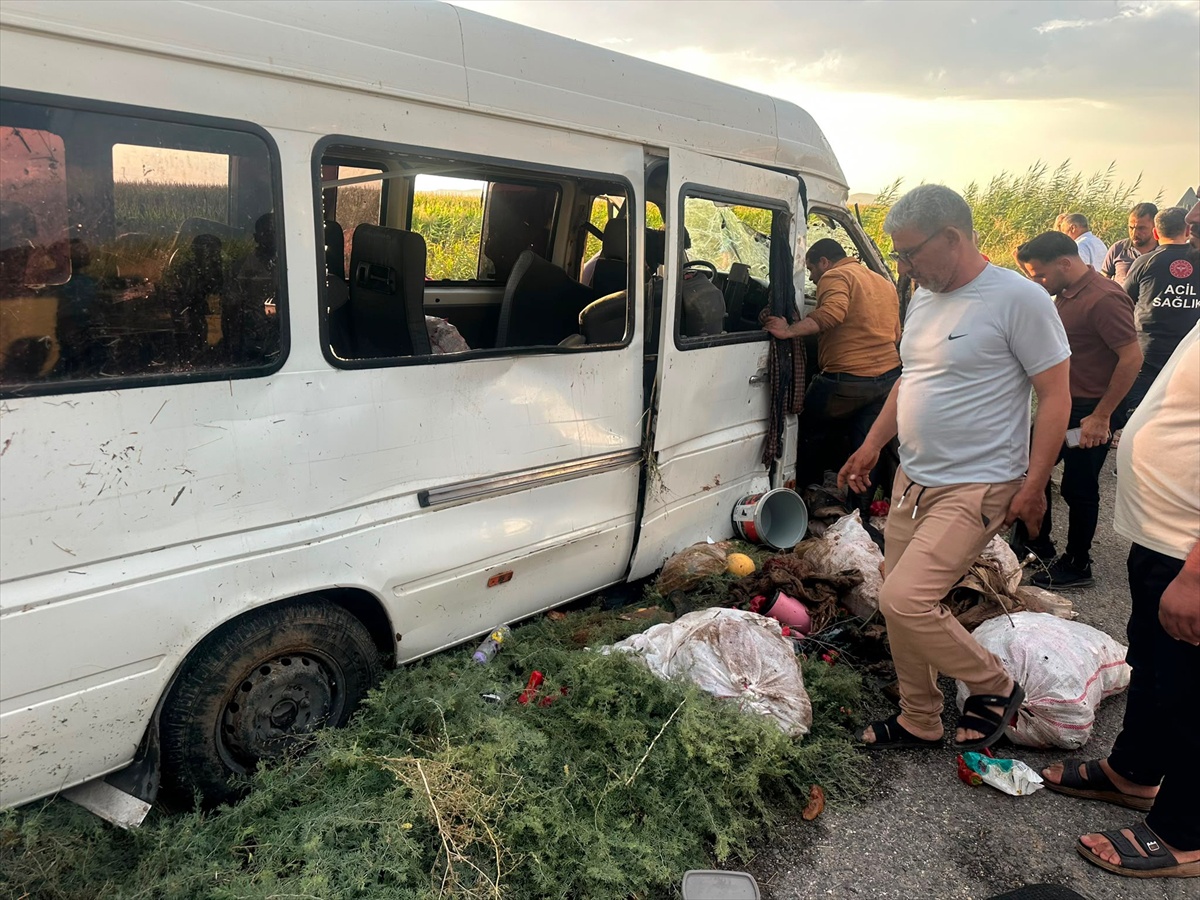 [YEREL / KAMU · Şanlıurfa · Akçakale] Akçakale'de Minibüs Kanalına Devrildi: 15 Yaralı