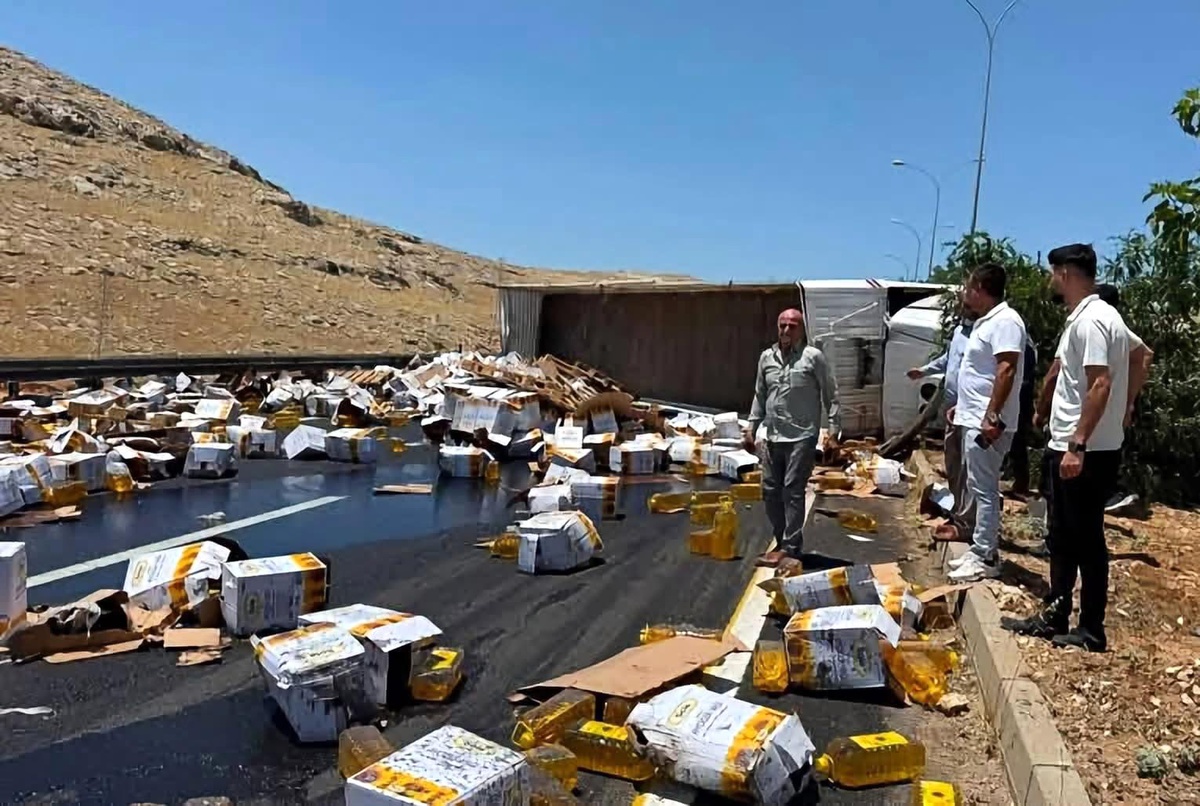 [YEREL / KAMU · Şanlıurfa · Akçakale] Devrilen tırdaki yağ bidonları yola savruldu