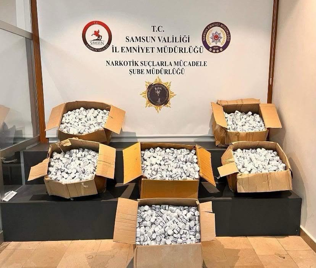[BELEDIYE · Samsun] Samsun Canik'te 273 bin 300 uyuşturucu hap ele geçirildi, 3 şüpheli gözaltına alındı