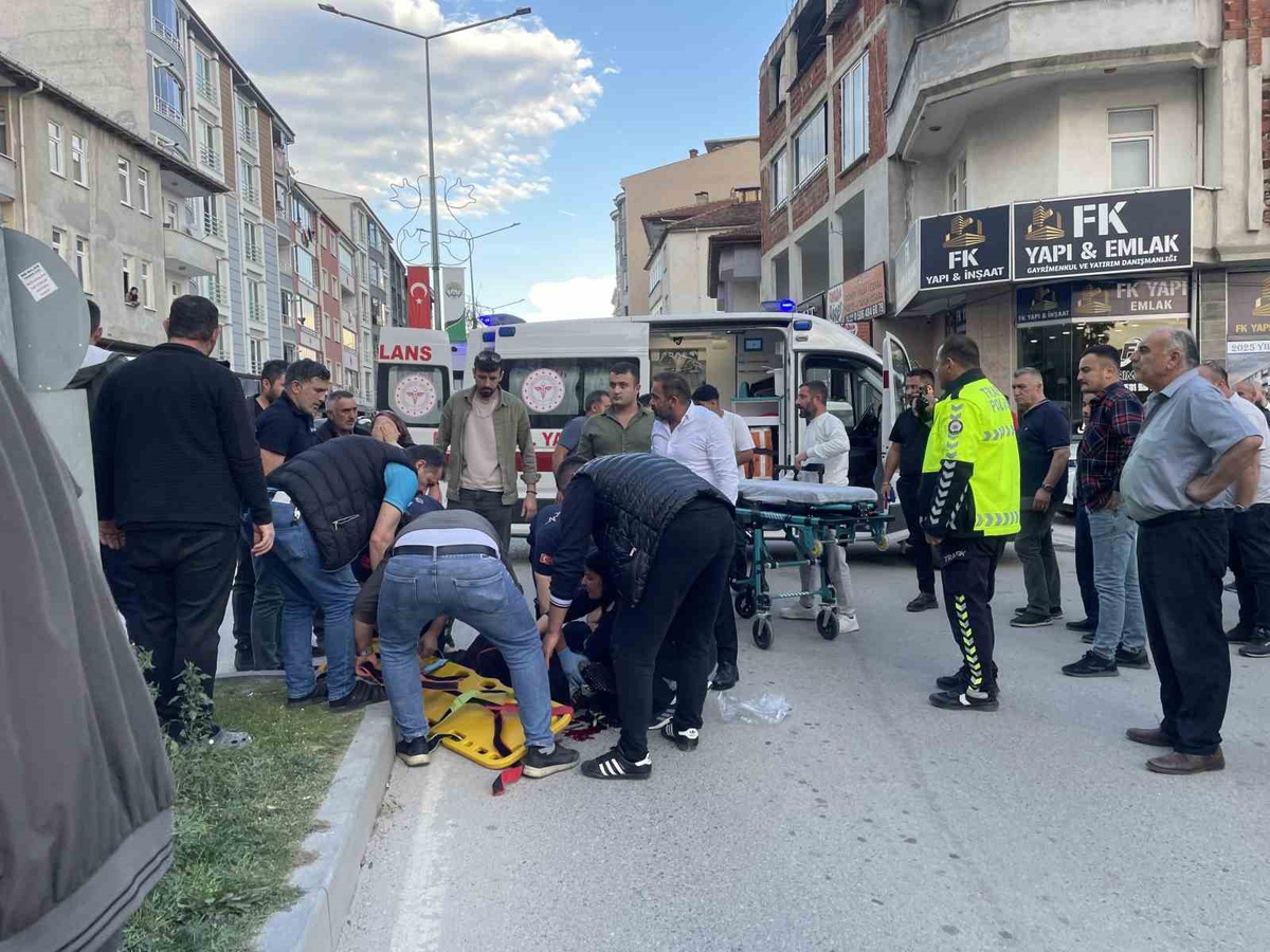 [BELEDIYE · Samsun] Samsun Kavak'ta yolun karşısına geçen kadına otomobil çarptı, kadın ağır yaralandı