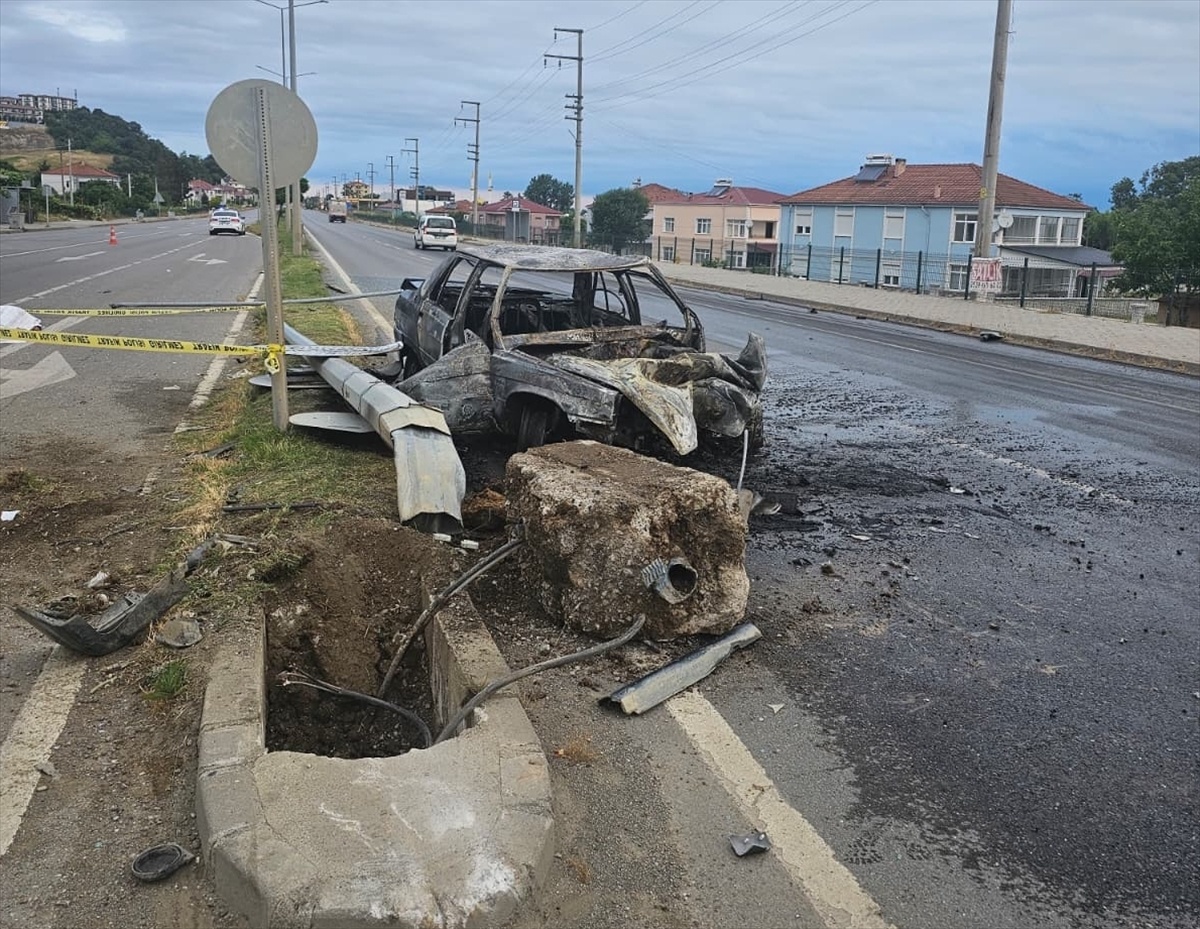 [BELEDIYE · Samsun · 19 Mayıs] Samsun'da aydınlatma direğine çarpan otomobildeki 1 kişi öldü, 1 kişi yaralandı