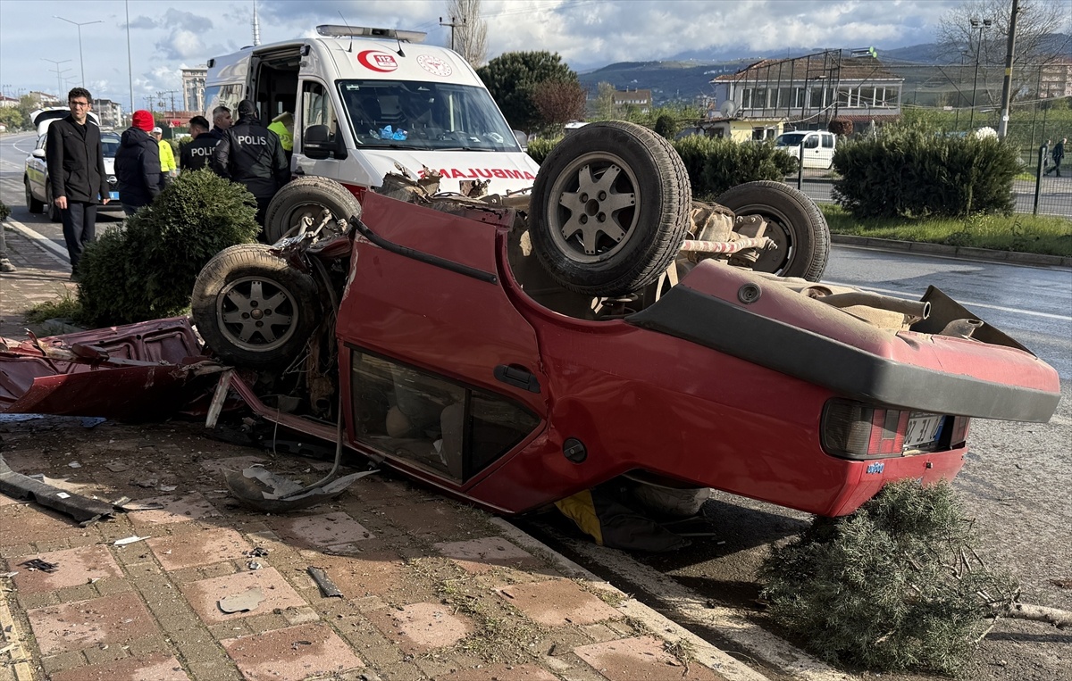 [BELEDIYE · Samsun · 19 Mayıs] Samsun'da devrilen otomobilin sürücüsü yaralandı