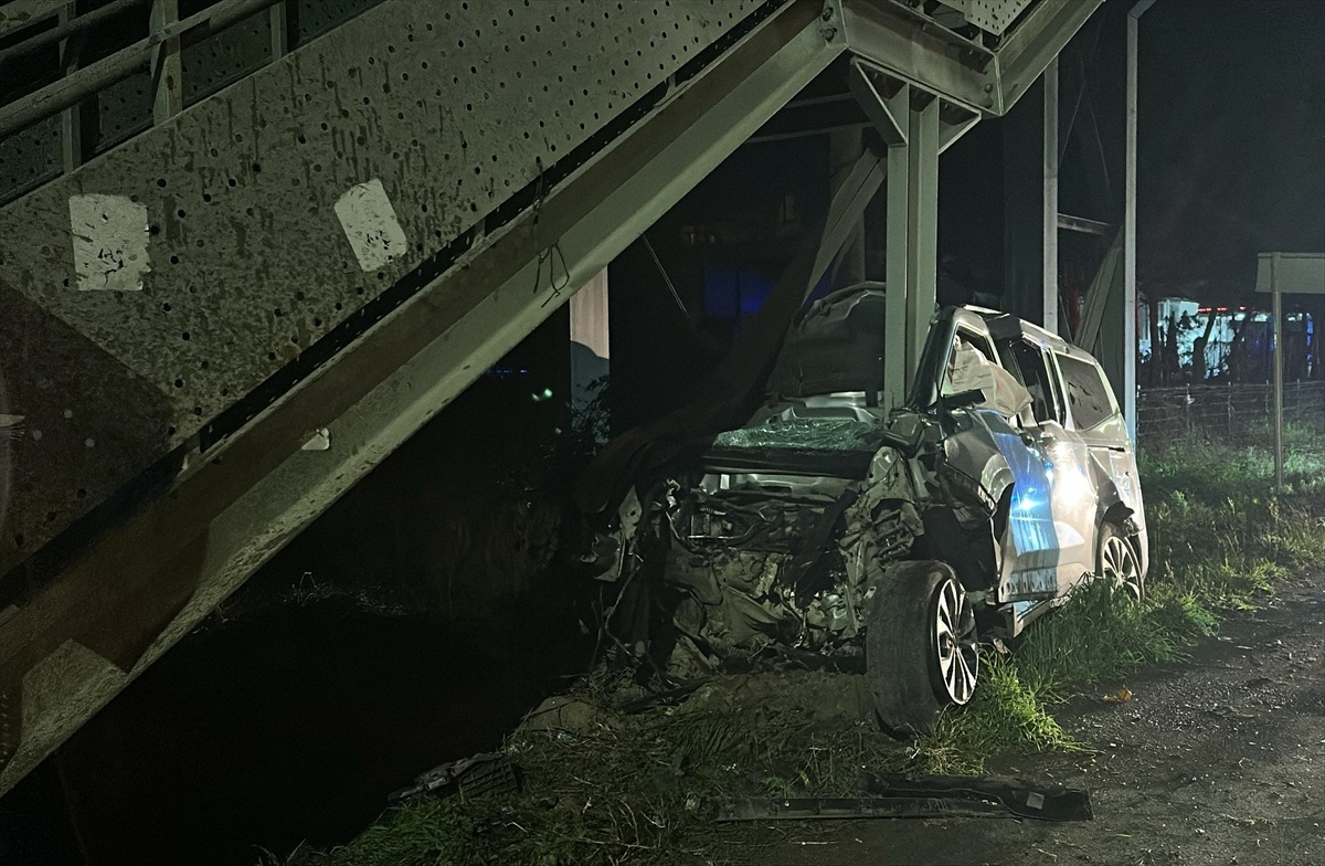 [BELEDIYE · Samsun · 19 Mayıs] Samsun-Sinop yolunda üst geçit ayağına çarpan hafif ticari aracın sürücüsü öldü