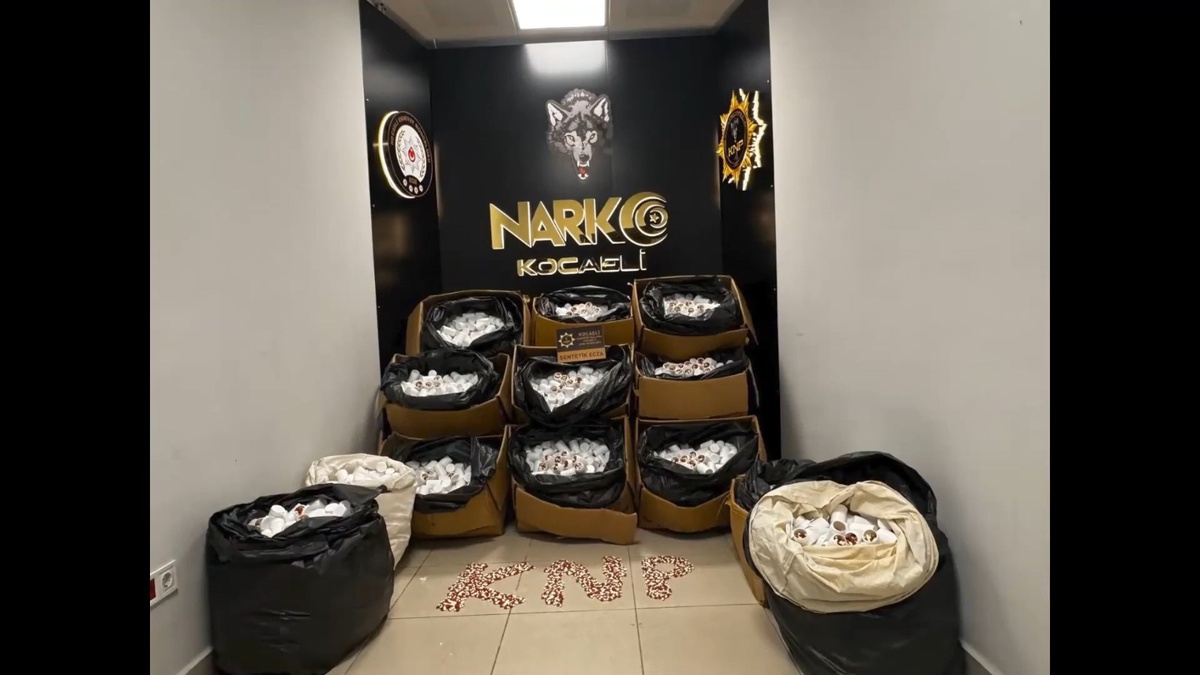 Kocaeli İzmit'te minibüste 338 bin sentetik ecza bulundu, 3 kişi gözaltına alındı