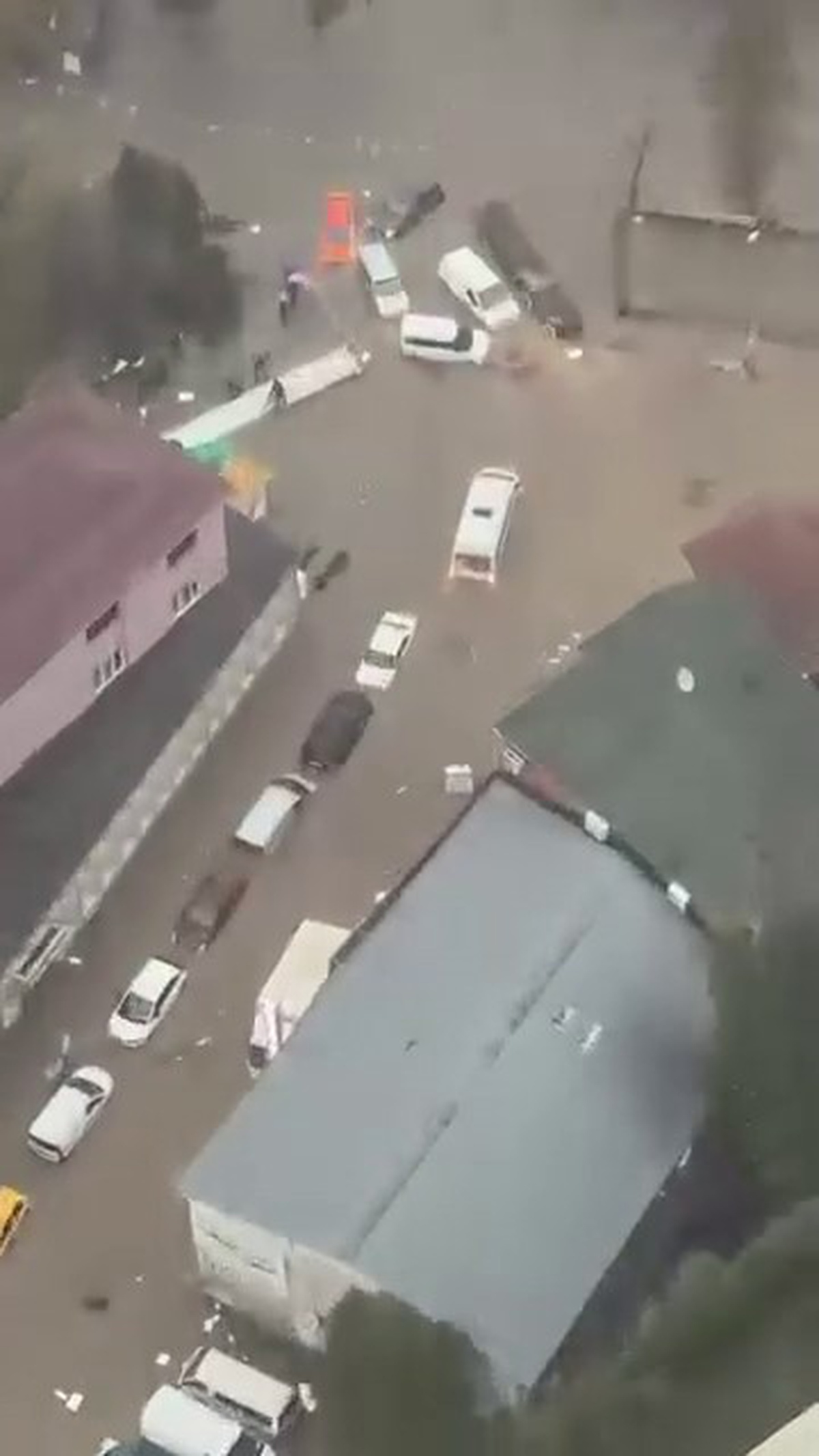 Sarıyer Ayazağa'da şiddetli sağanakta onlarca araç sular altında kaldı