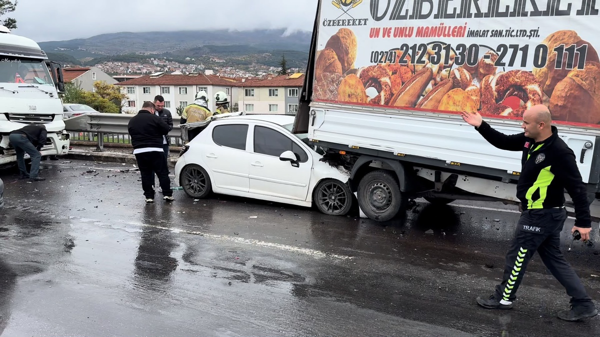 Kütahya'da araç yangını sırasında 5 aracın karıştığı kazada 1 sürücü yaralandı