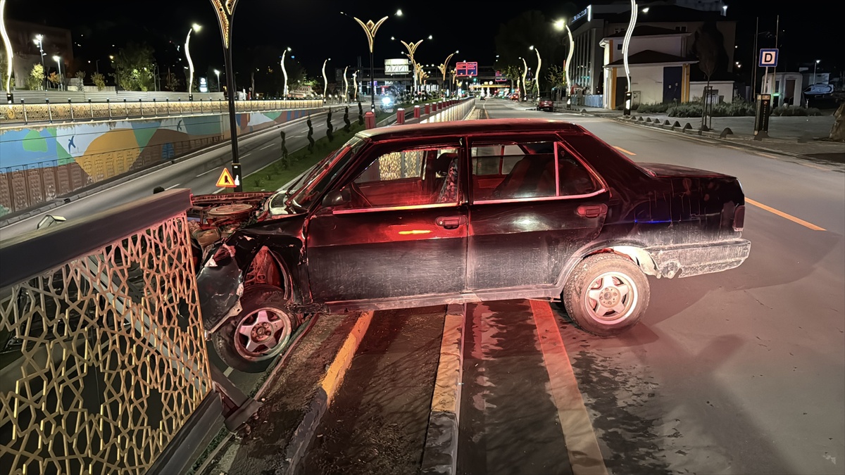 Karabük'te korkuluklara çarpan otomobilin sürücüsü yaralanarak hastaneye kaldırıldı