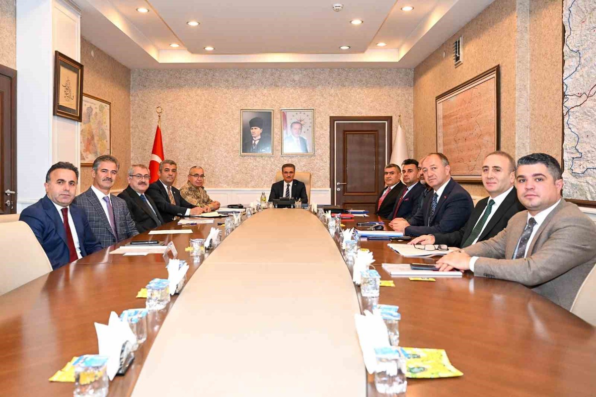 Erzurum'da sosyal medyanın gençler üzerindeki etkileri toplantıda masaya yatırıldı