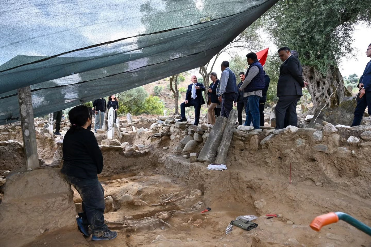 Aydın Valisi Varol, Nazilli'deki Bozyurt Horasan Mezarlığı kazısında inceleme yaptı